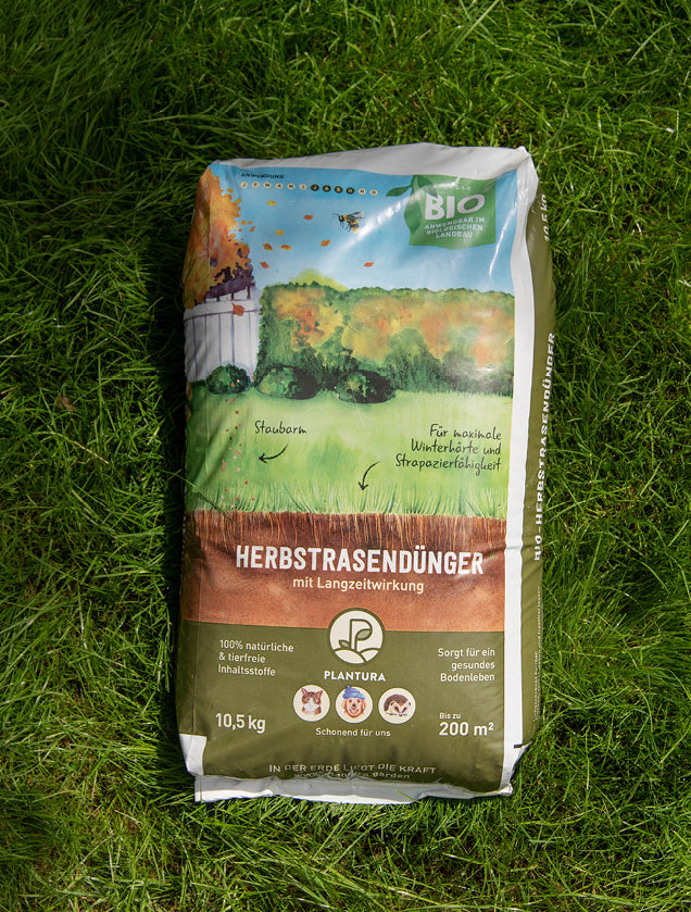 Bio-Herbstrasendünger Sack auf Rasenfläche